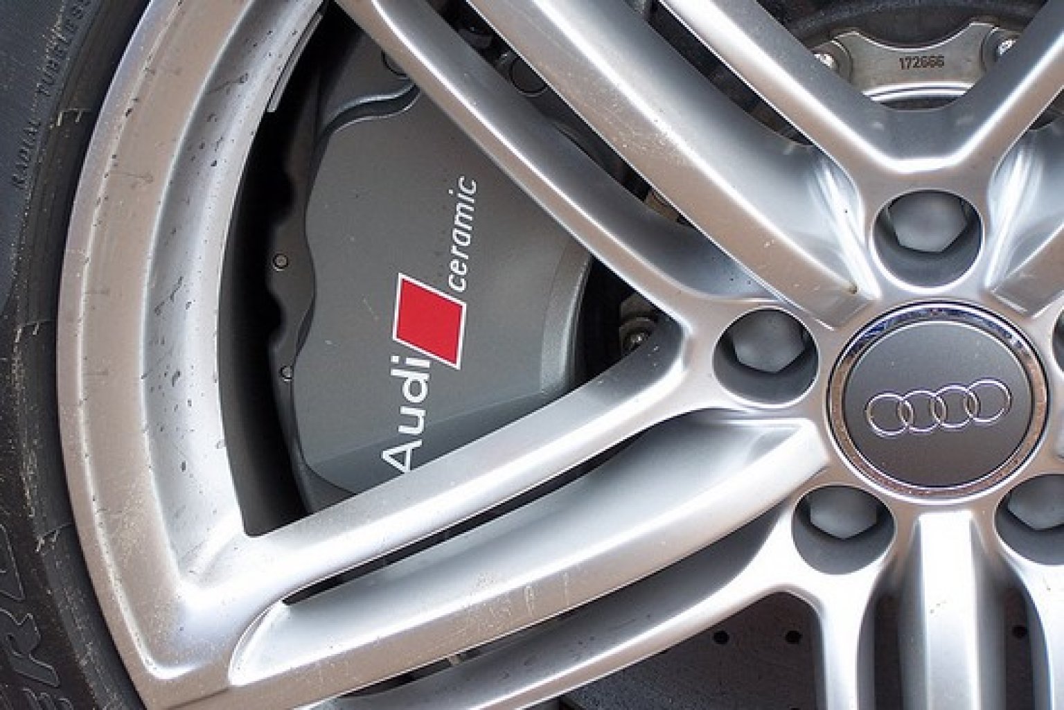 957110131_audi_rs6_avant_13_550x367_.jpg