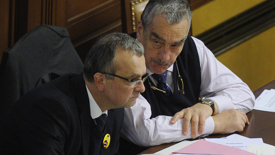 Ministr financí Miroslav Kalousek a ministr zahranièí Karel Schwarzenberg (oba TOP 09)
