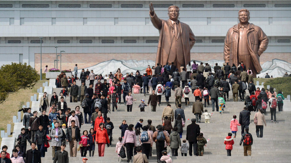 Severokorejci se jdou poklonit k soe Kim Ir-sena a Kim ong-ila