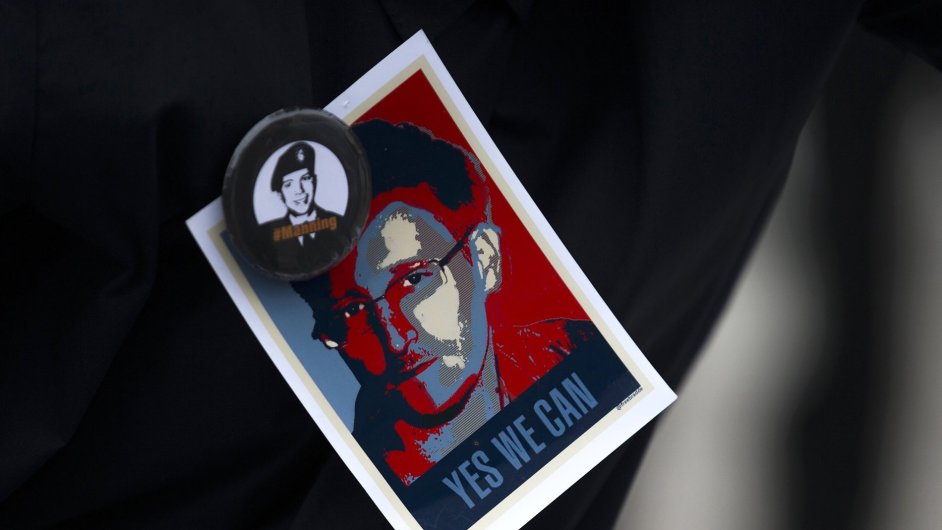 Plakt s podobiznou Edwarda Snowdena na jedn z demonstrac