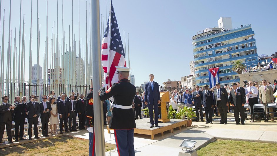 Nad velvyslanectvm USA v Havan zavlla americk vlajka. V pozad stoj americk ministr zahrani John Kerry.
