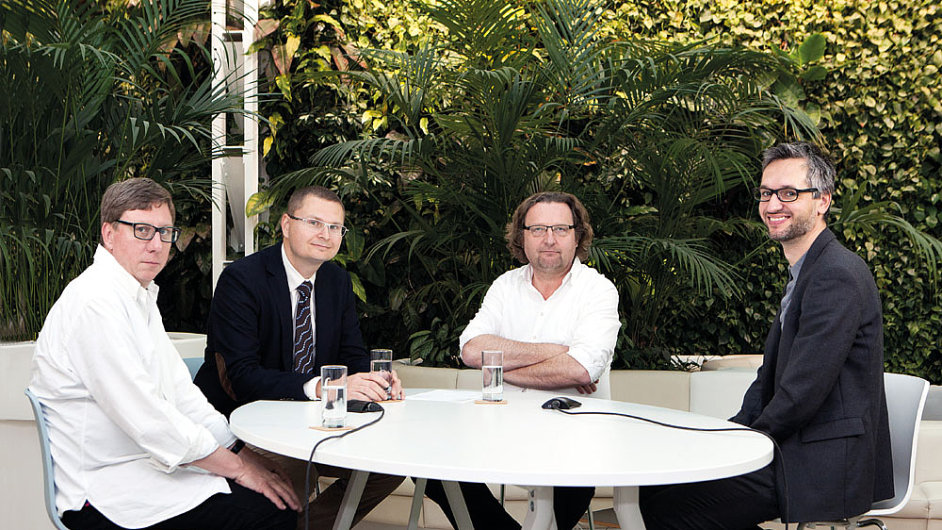 Host� kulat�ho stolu (zleva) Ale� Marek, Leo� Anderle, Petr Hlav��ek, Adam Gebrian. Diskutovali o rozvoji Sm�chova a o problematice v�stavby uvnit� m�sta.