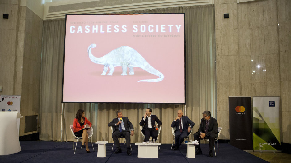 Konference Cashless Society 2016. Zleva: Modertorka; Karsten Biltoft, Dnska nrodn banka; Miroslav Luke, MasterCard; Pavel Kysilka, MZRB; Ji Weigl, IVK