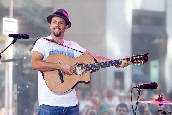Jason Mraz na sn&iacute;mku z roku 2014, kdy hr&aacute;l v New Yorku pro po�ad stanice NBC Today Show.