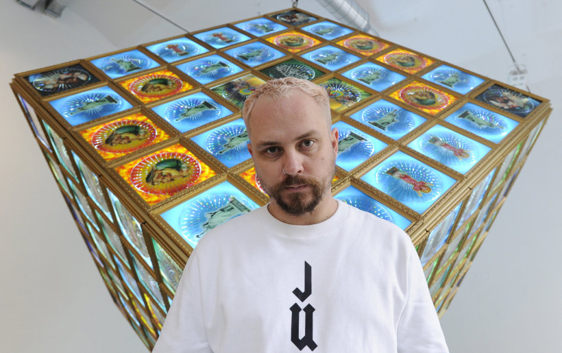 V Praze vystavuje průkopník graffiti Pasta Oner, světelnou krychlí