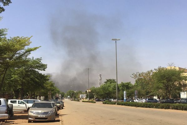 &Uacute;tok na s&iacute;dlo arm&aacute;dy v Burkin� Faso