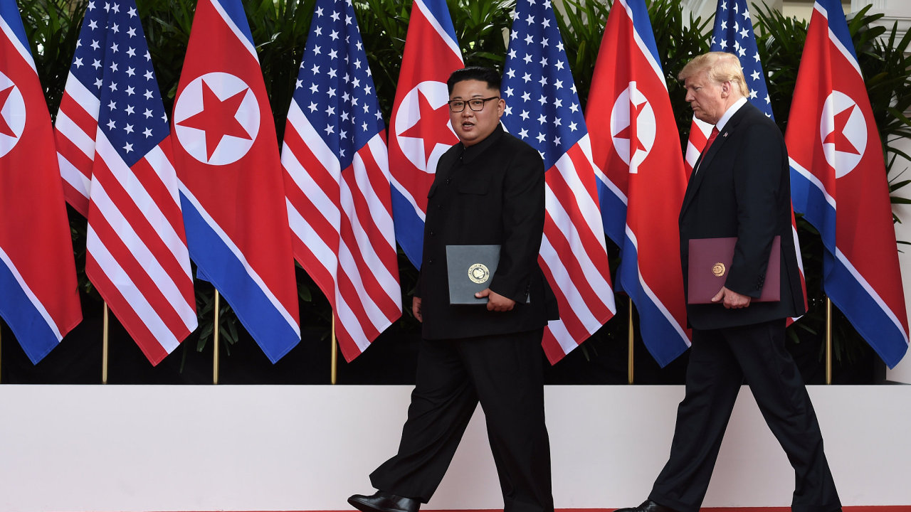 Americk prezident Donald Trump a vdce KLDR Kim ong-un se seli na spolenm summitu v Singapuru.