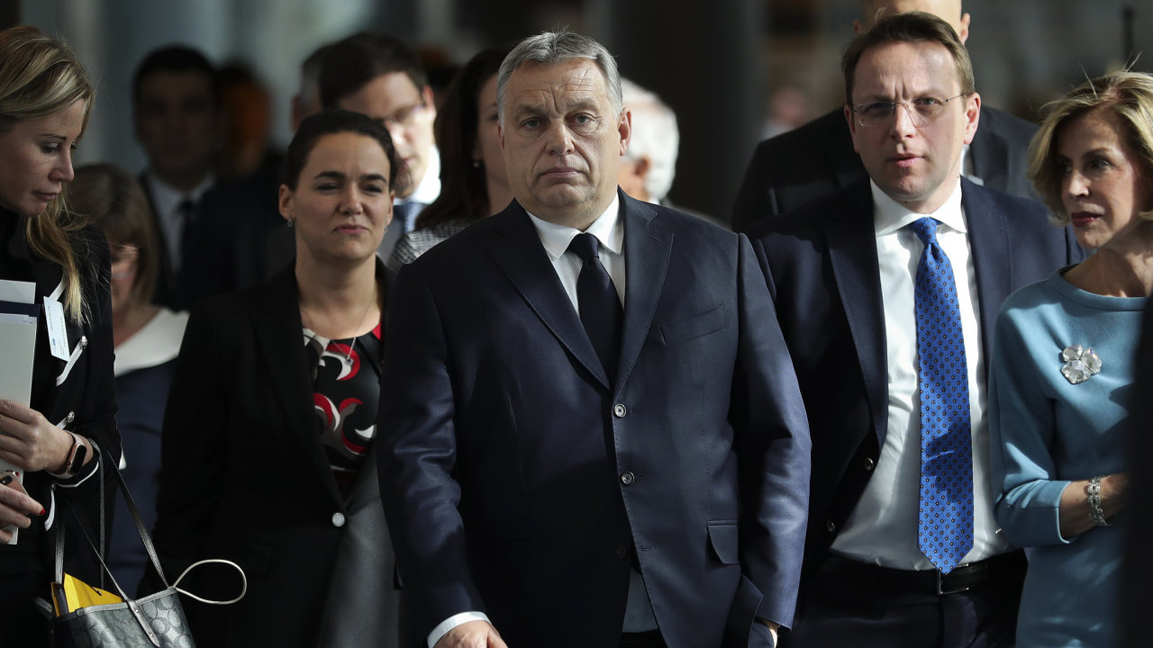 Maarsk premir Viktor Orbn (uprosted) pi pchodu do Evropskho parlamentu, kde se zastnil jednn Evropsk lidov strany.