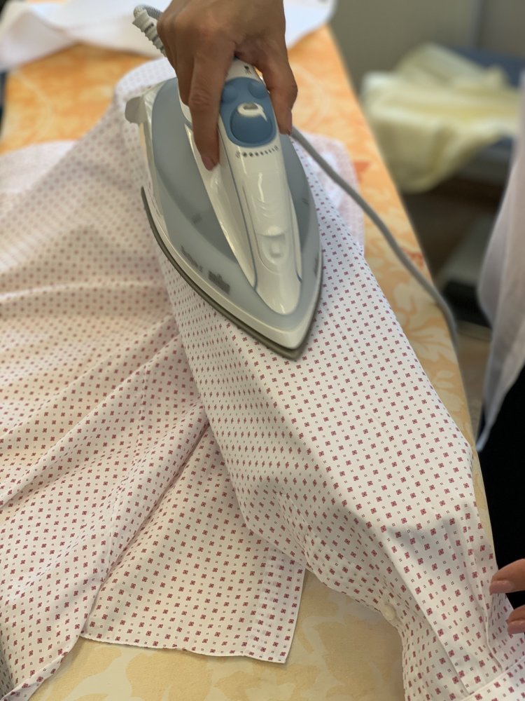 Umístěte na prkno rukávník, na němž dožehlete horní část rukávu. Takto zcela zabráníte vzniku nežádoucího “puku”. Žehlíte ve směru od průramku k manžetě.