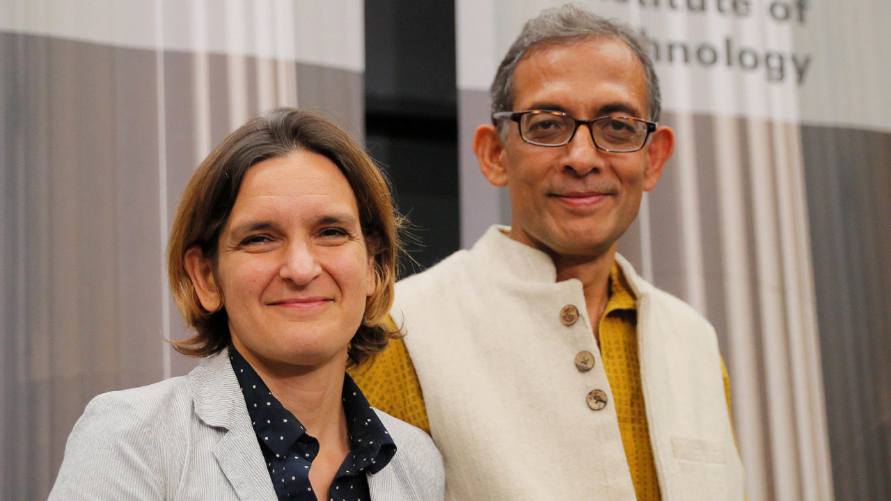 Laureti Nobelovy ceny za ekonomiku Abhijit Banerjee, Esther Duflov (oba na snmku) aMichael Kremerbyli ocenni zanaplovn Marshallovy mylenky.