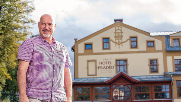 Po více než třiceti letech zkušeností z hotelového byznysu si Australan s českými kořeny splnil dávný sen. S manželkou Janou si pořídili hotel v městečku Zlaté Hory nedaleko polských hranic.