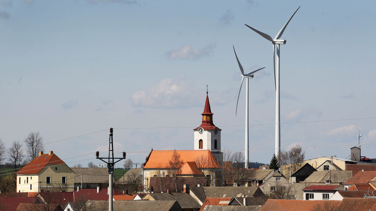 Nejvhodnější pro větrné elektrárny je Vysočina, stojí tam ale jen sedm větrníků. Největší větrný park je v Pavlově na Jihlavsku (na snímku). Vyprodukuje elektřinu zhruba pro osm tisíc domácností.