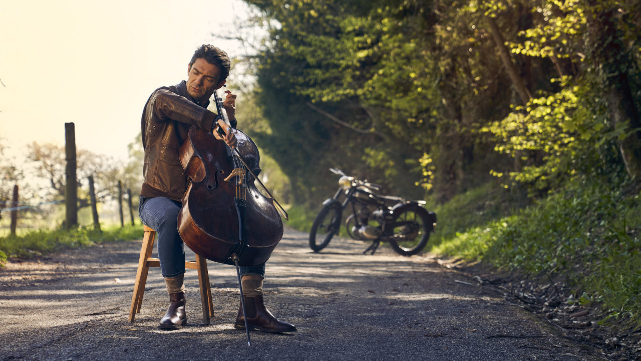 Gautier Capuçon s nadací Fondation Louis Vuitton založil program pro nadìjné mladé violoncellisty, kromì toho je vyslancem programu Orchestre Ã  l’École, jenž poskytuje hudební vzdìlání 40 tisícùm francouzských dìtí.