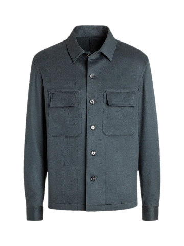„Overshirt“ je něco mezi lehkou bundou a teplejší košilí, nenosí se na holém těle, ale klidně na klasické košili nebo triku. Takhle tmavě zelená je z luxusního kašmíru, vyztužená na loktech pro větší odolnost.