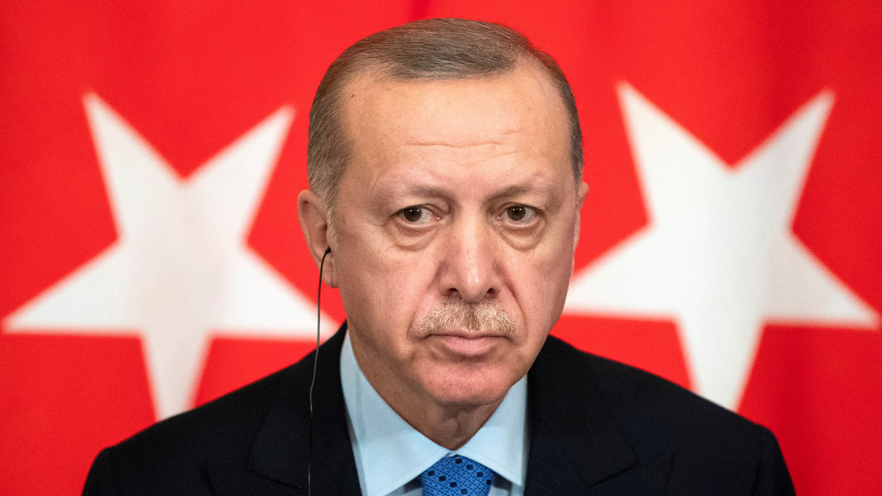 Turecko čelí více než 20procentní inflaci a to se odráží i na popularitě vládnoucí strany AKP prezidenta Erdogana. Ta v posledním průzkumu klesla nejníž za šest let.