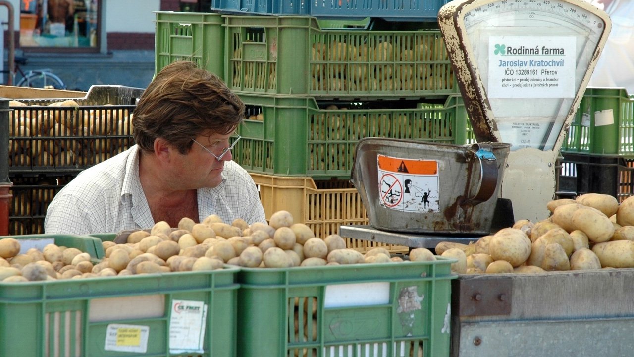 Ilustran foto - Prodej brambor na farmskm trhu.