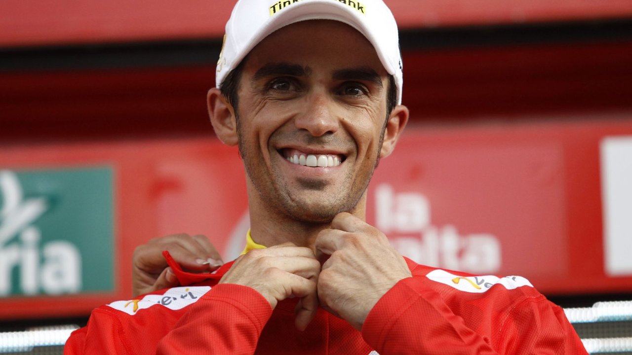 Alberto Contador v dresu vedoucho jezdce Vuelty