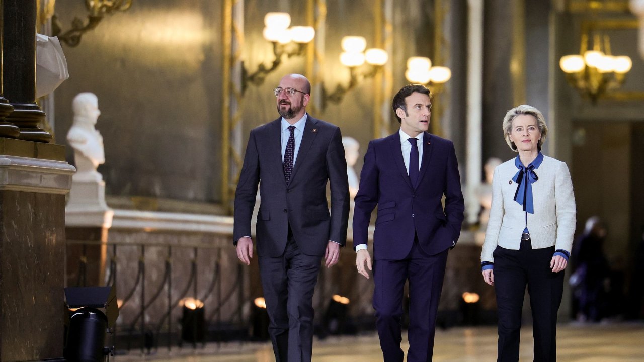 Pedseda Evropsk rady Charles Michel, francouzsk prezident Emmanuel Macron a fka Evropsk komise Ursula von der Leyenov po summitu ve Versailles.