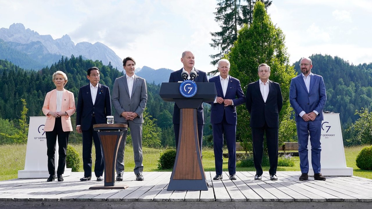 Nìmecký kancléø Olaf Scholz (uprostøed) spolu se zástupci nejvìtších ekonomik svìta na summitu G7 v Bavorsku.