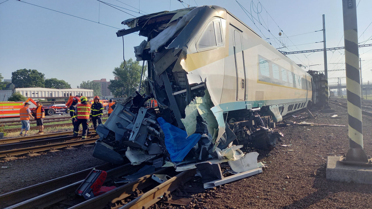 V Bohumínì se brzo ráno 27. èervna 2022 srazil vlak pendolino (na snímku) odjíždìjící do Prahy s posunovací lokomotivou. Srážku nepøežil strojvedoucí pendolina. Ve vlaku se lehce zranil jeden èlovìk.