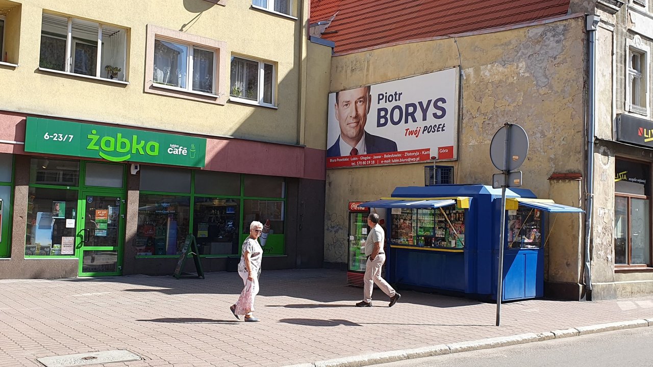 Jeden z mla volebnch billboard v Jaworu. Volebn kampa se v Polsku rozjd na pln obrtky, opozice potebuje oslovit venkov.
