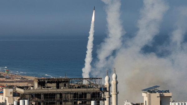 Palestinci útočí na Izrael raketami, v zemi jsou jejich komanda. Izraelská armáda je ve válečném stavu