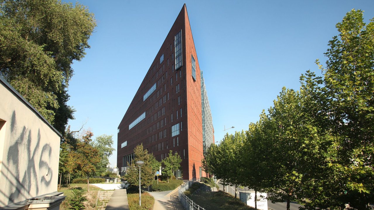 Jednou z pti prodvanch budov karlnskho komplexu Riverside je Danube House s typickm ostrm nrom.