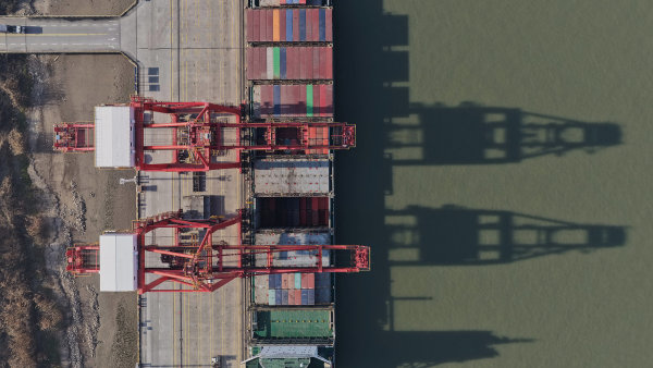 Čína má v zahraničním obchodu rekordní přebytky. Trumpovým clům navzdory