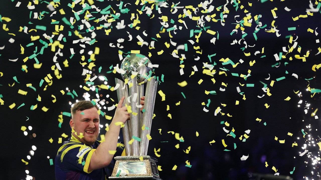 3. ledna 2026 Luke Littler oslavuje v�t�zstv� na mistrovstv� sv�ta v �ipk�ch
