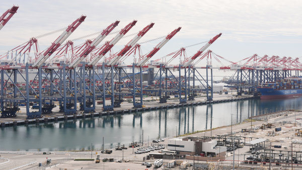 Neplatná Trumpova cla Ameriku zabolí. Úřad má vracet biliony stovkám tisíc dovozců, není na to ale připravený