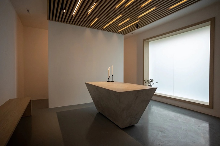 Ve zv��ec�m krematoriu v B�chovic�ch maj� i ob�adn� s��, kde se lid� mohou rozlou�it se sv�m mazl��kem