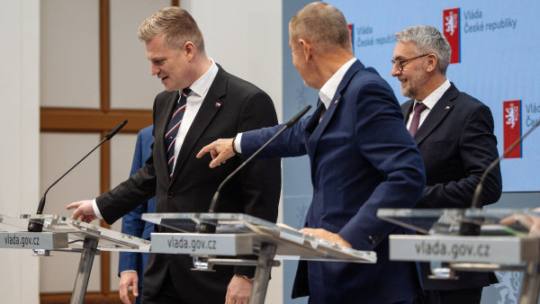 Filip Turek nahr�v� Andreji Babi�ovi, se� mu poslaneck� s�ly sta��