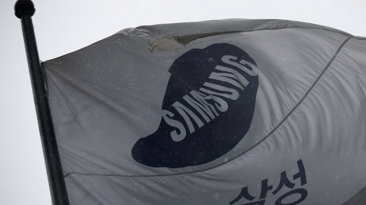 FILE PHOTO: Samsung forecasts record quarterly profit, beating estimates on...