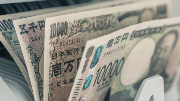Oslabování japonského jenu vedlo k vzácné společné intervenci Spojených států...