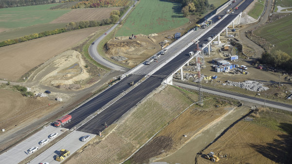 Stavba d�lnice D1 mezi P�erovem a Lipn�kem nad Be�vou na Olomoucku. Pohled z...