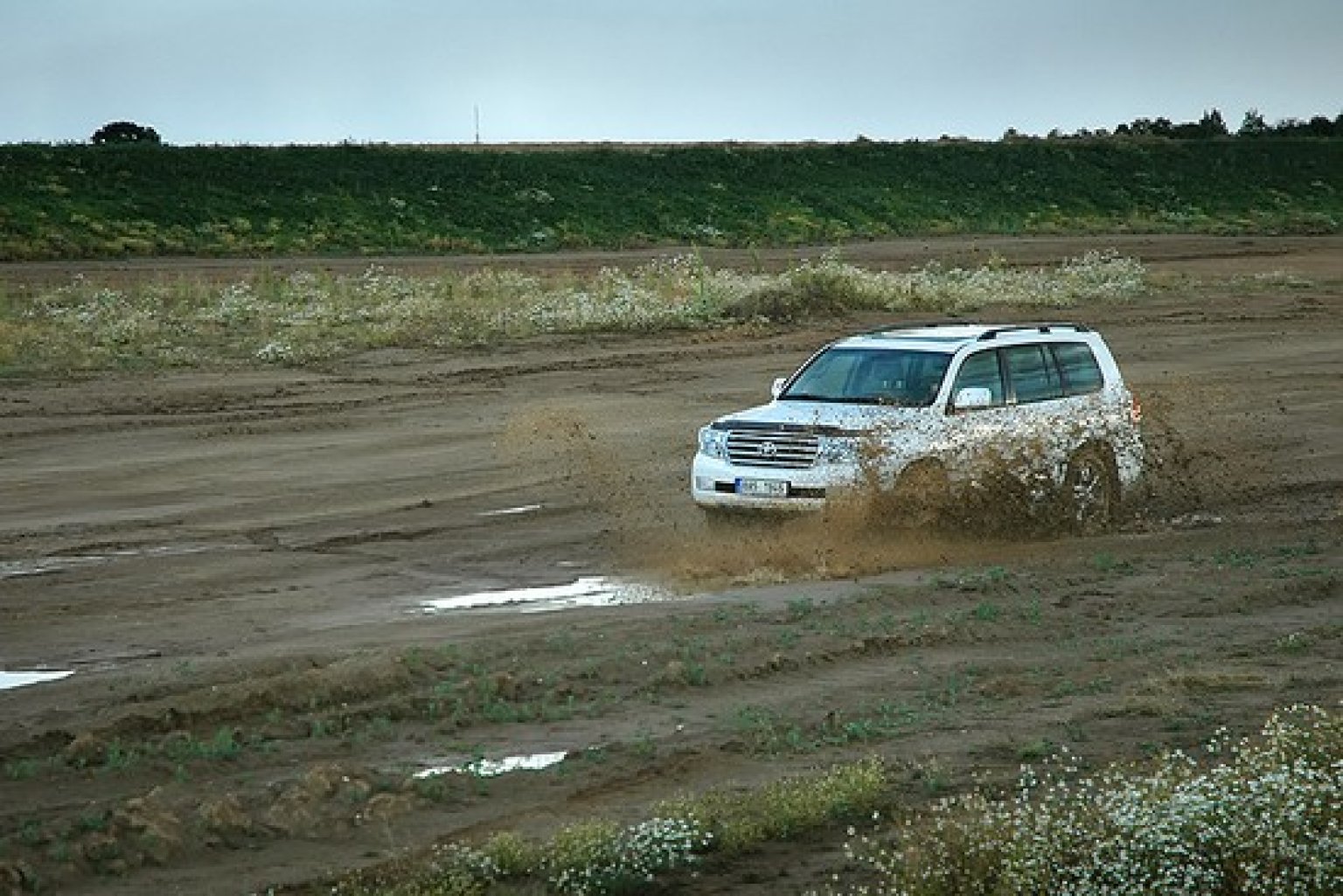 957449828_toyota_land_cruiser_14_550x367_.jpg