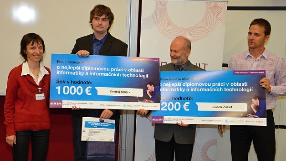 Ondøej Mikšík z VUT v Brnì a Ing. Ludìk Žalud, Ph.D. pøebárají cenu za vítìzství v ACM SPY.