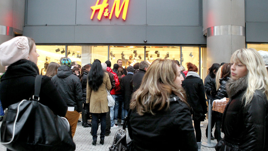 Lid ped praskou prodejnou H&M