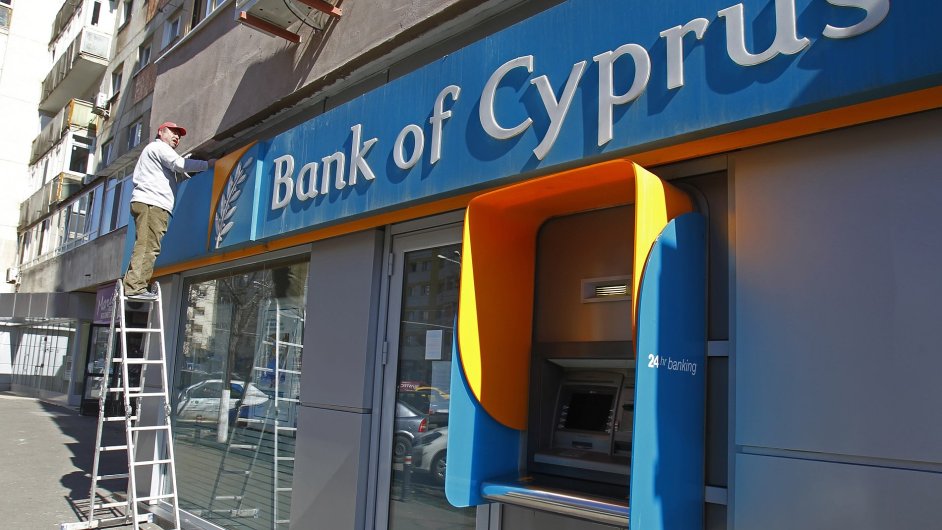 Na snmku jedna ze 14 zavench poboek Bank of Cyprus v Rumunsku.