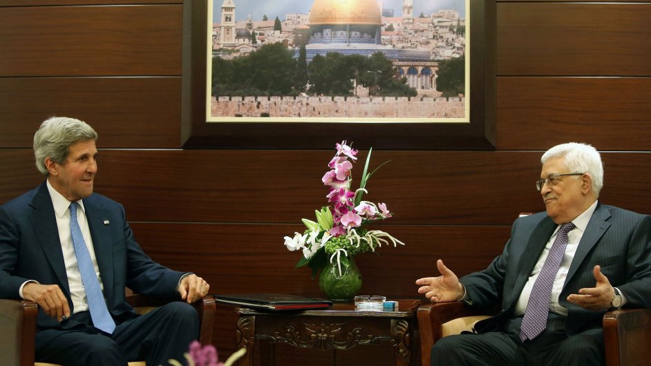 Ministr zahrani USA John Kerry (vlevo) bhem jednn s palestinskm prezidentem Mahmdem Abbsem v Ramallhu