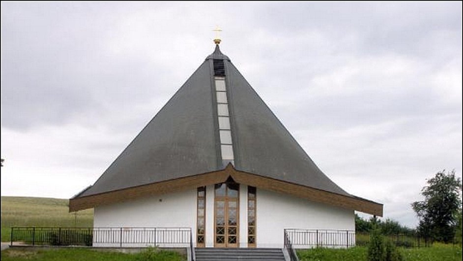 Kostel Bezina.