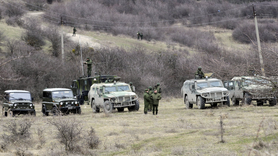 Ozbrojenci ped ukrajinskou zkladnou