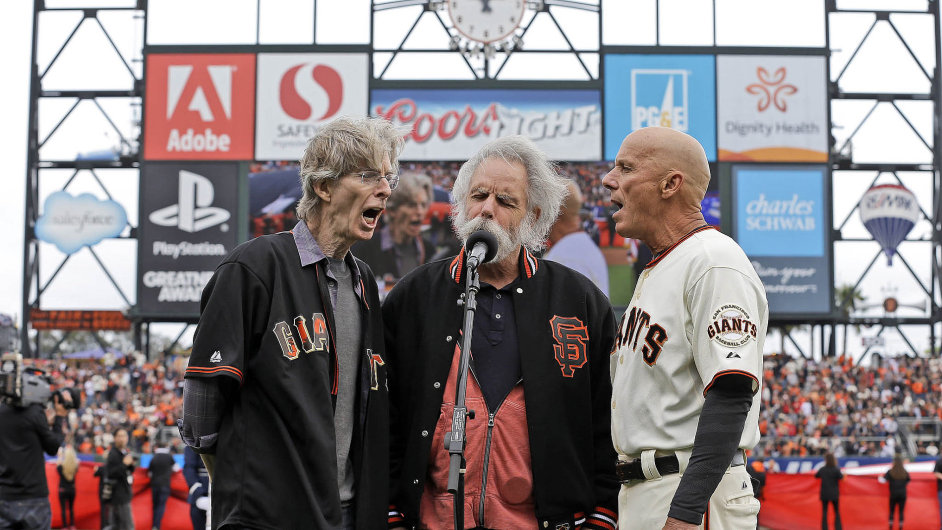 Phil Lesh (zleva) a Bob Weir minul tden na baseballovm zpase s bvalm hrem Timem Flannerym