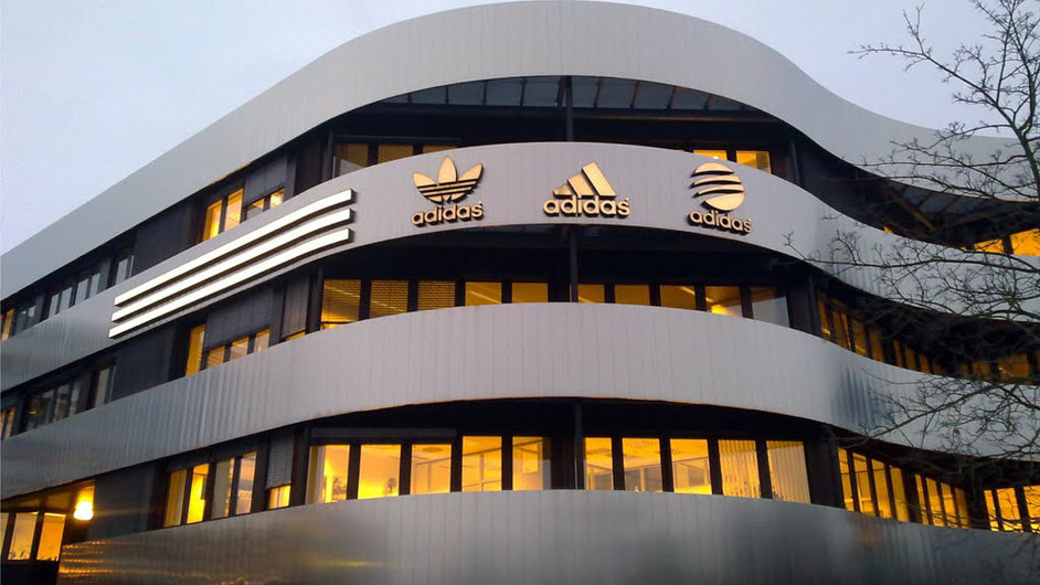 Nìmecký Adidas v USA pøišel o druhé místo v prodejích.