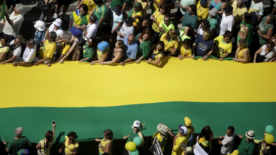 Po cel Brazlii se sely tisce lid, aby protestovaly proti prezidentce Dilm Rousseffov.