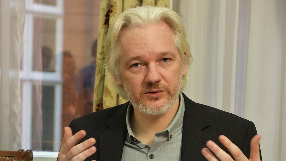 Julian Assange pebv od roku 2012 na Ekvdorsk ambasd v Londn.