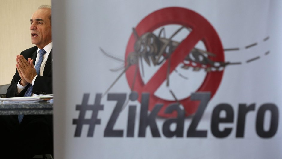 Brazilsk ministr zdravotnictv Marcelo Castro vedle transparentu k boji s virem zika.