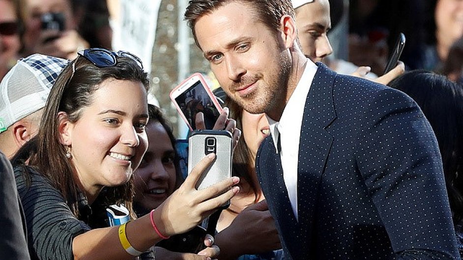 Na snmku z ervenho koberce na festivalu v Torontu je herec Ryan Gosling, jedna z hvzd muziklu La La Land.