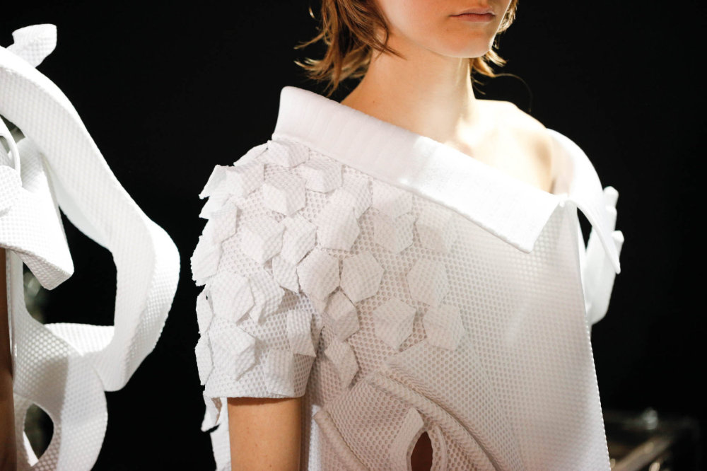 V lednu na pařížském týdnu módy haute couture na přehlídce V&R ožily postavy z Braqueových a Picassových pláten. V lednu na pařížském týdnu módy haute couture na přehlídce V&R ožily postavy z Braqueových a Picassových pláten.