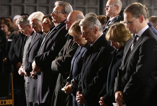 Merkelová, prezident Joachim Gauck a další na mši za oběti útoku na berlínský vánoční trh